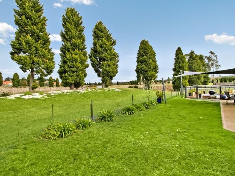 33 Augusta Way, Hidden Valley VIC 3756