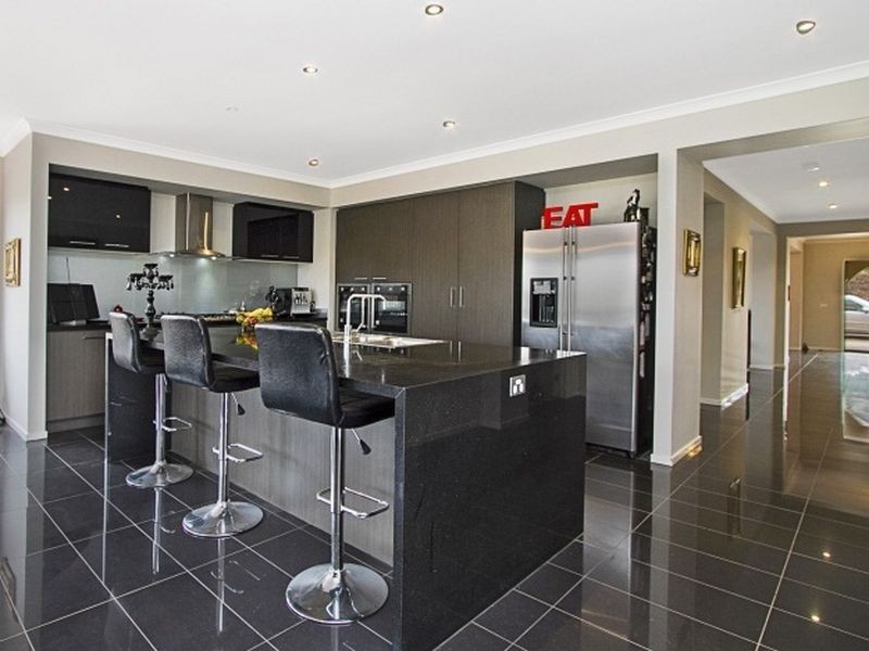 6 St Andrews Close, Hidden Valley VIC 3756