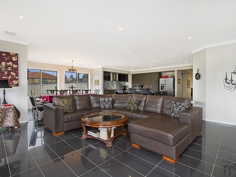 6 St Andrews Close, Hidden Valley VIC 3756