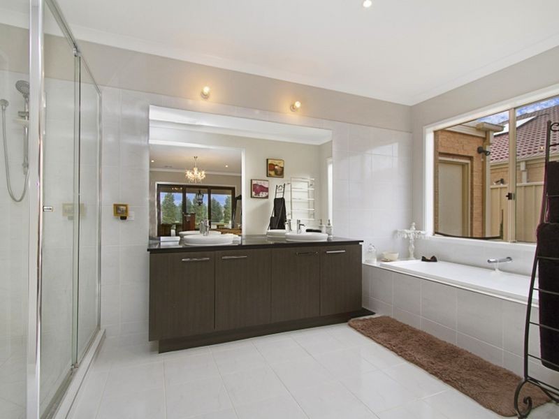 6 St Andrews Close, Hidden Valley VIC 3756