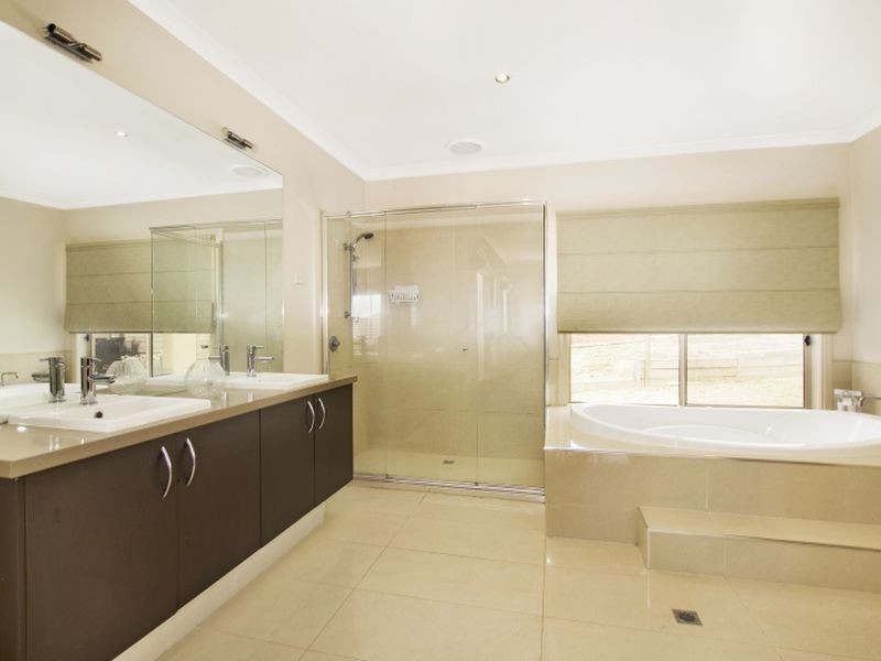 2 Carmelo Court, Hidden Valley VIC 3756