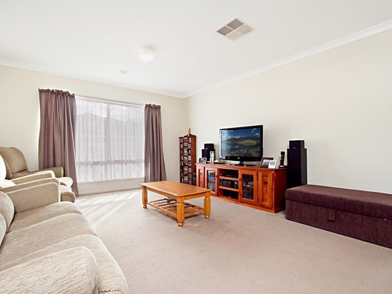 5 St Andrews Close, Hidden Valley VIC 3756