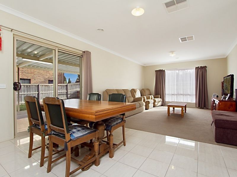 5 St Andrews Close, Hidden Valley VIC 3756