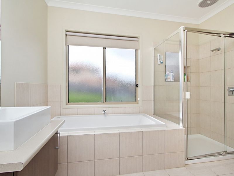 5 St Andrews Close, Hidden Valley VIC 3756