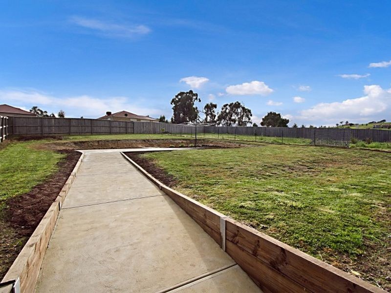 5 St Andrews Close, Hidden Valley VIC 3756