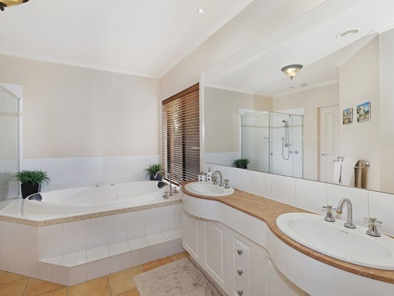 70 St Andrews Close, Hidden Valley VIC 3756
