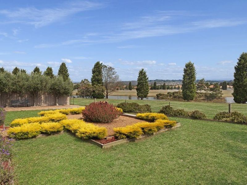 70 St Andrews Close, Hidden Valley VIC 3756