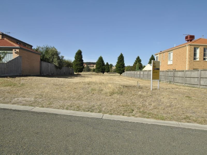 13 Lakeview Close, Hidden Valley VIC 3756