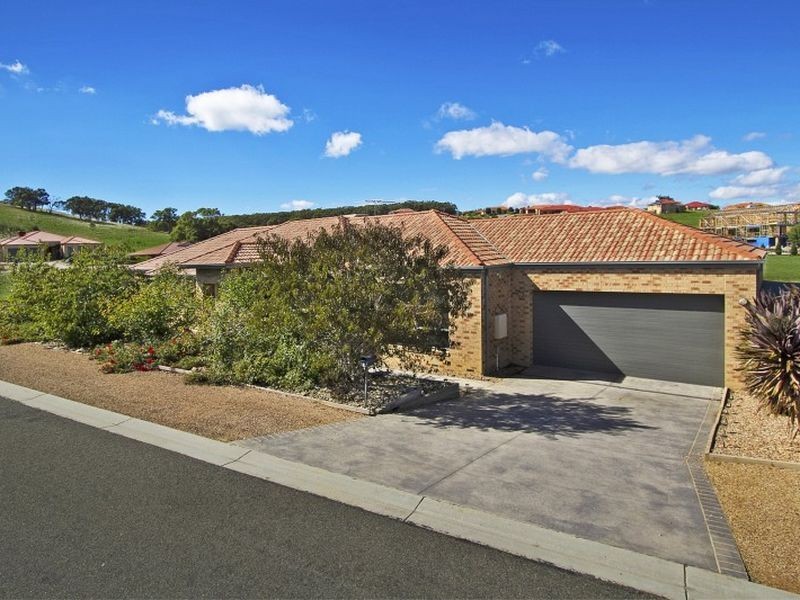 2 The Outlook, Hidden Valley VIC 3756