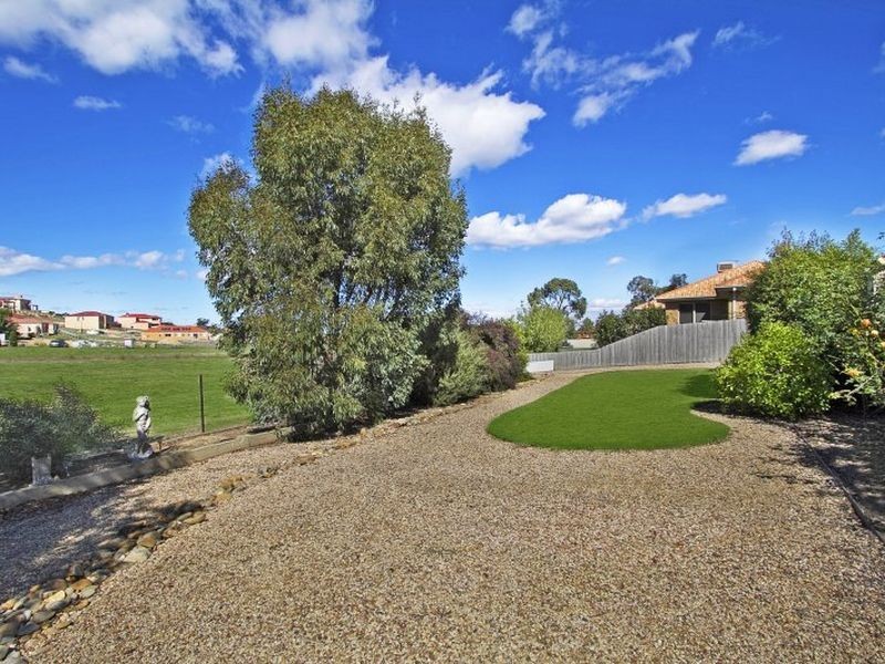 2 The Outlook, Hidden Valley VIC 3756