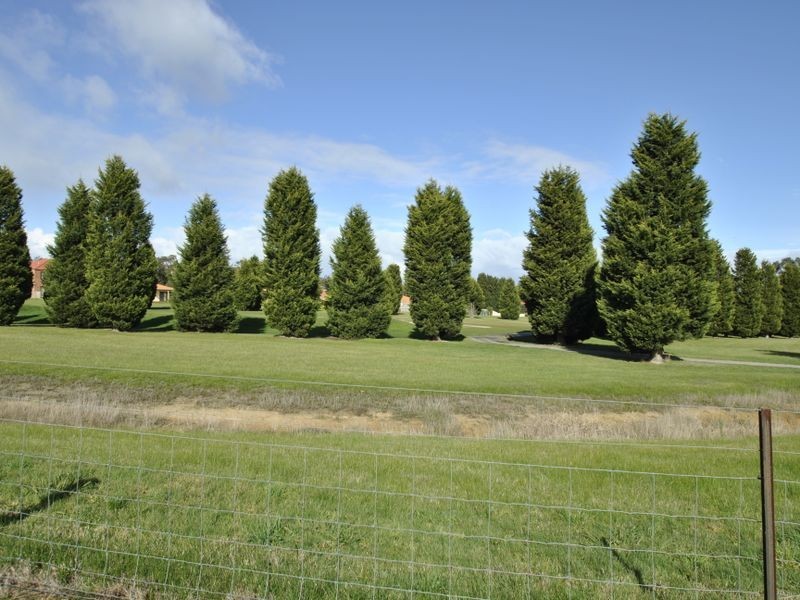 4 St Andrews Close, Hidden Valley VIC 3756
