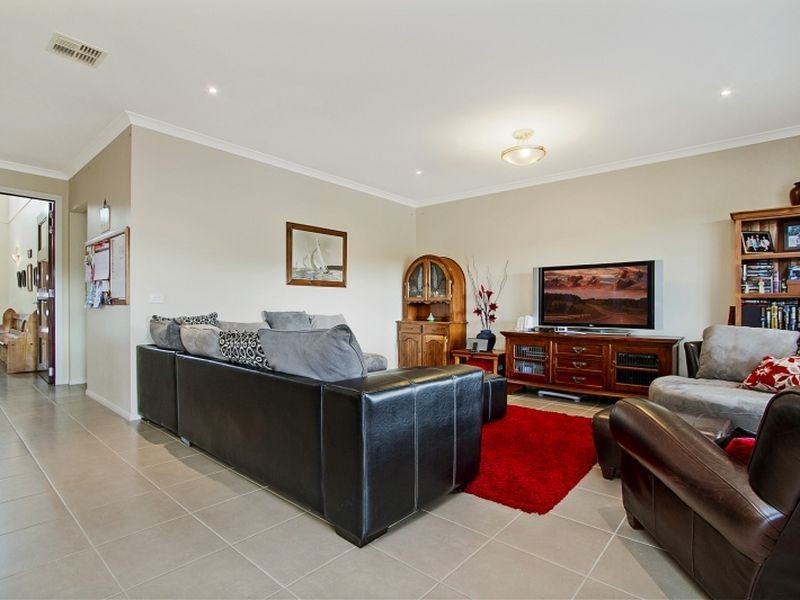 40 Aurina Drive, Hidden Valley VIC 3756