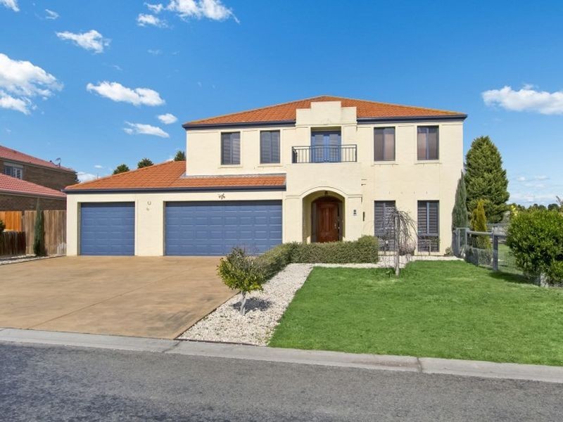 33 Augusta Way, Hidden Valley VIC 3756