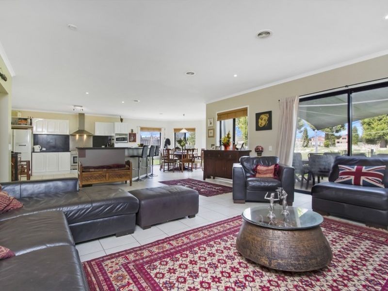 33 Augusta Way, Hidden Valley VIC 3756