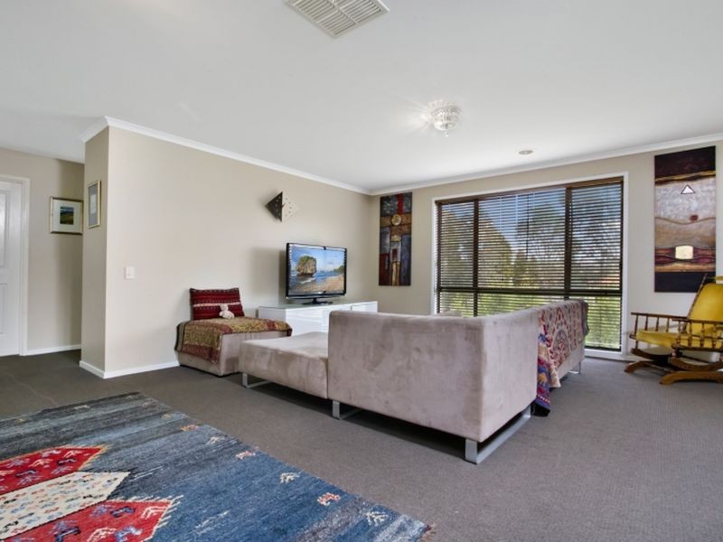 33 Augusta Way, Hidden Valley VIC 3756