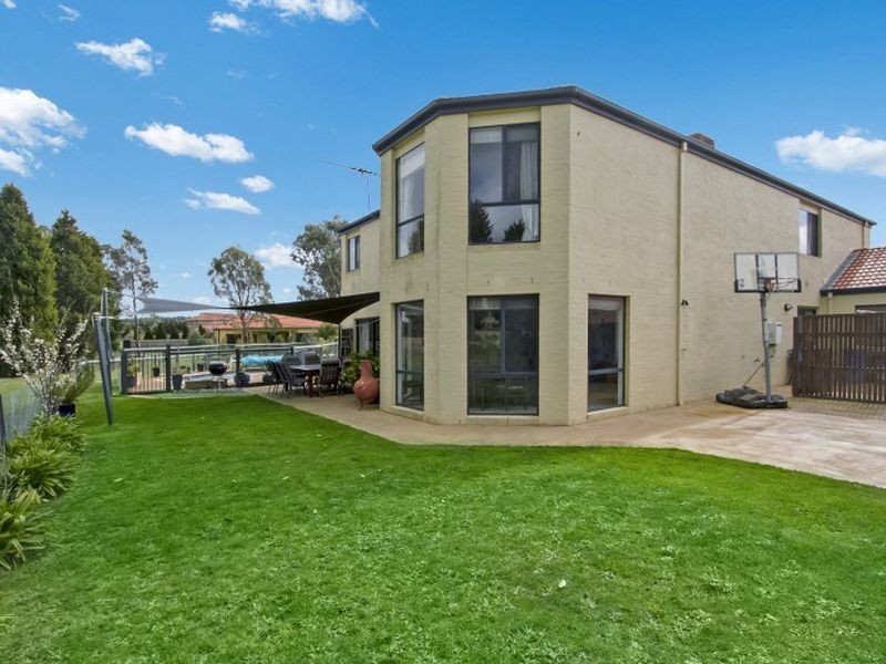 33 Augusta Way, Hidden Valley VIC 3756