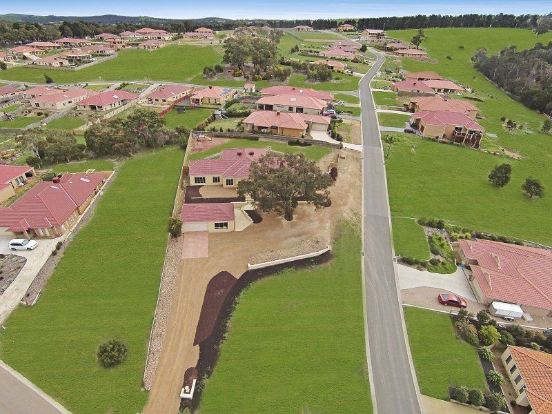 2 Carmelo Court, Hidden Valley VIC 3756