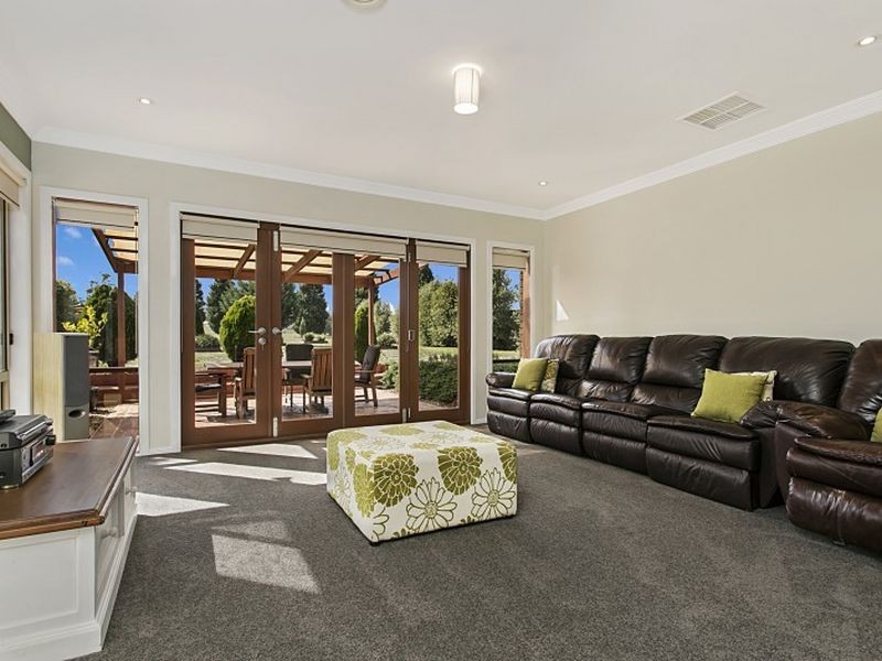 20 Lakeside Drive, Hidden Valley VIC 3756