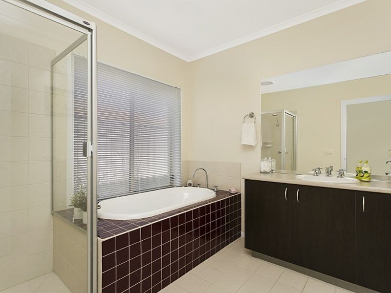 20 Lakeside Drive, Hidden Valley VIC 3756