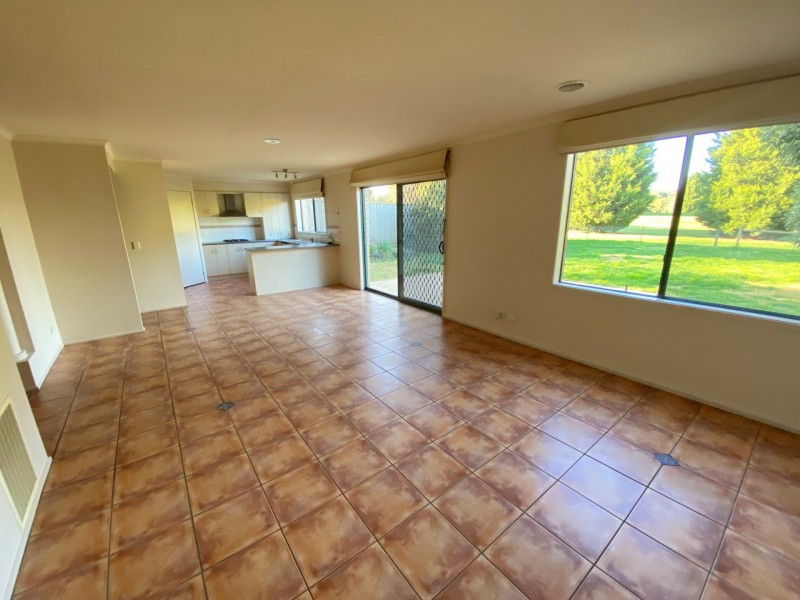 12 Lakeview Close, Hidden Valley VIC 3756