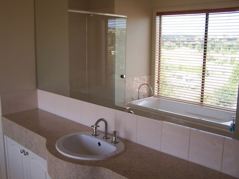 40 Lakeside Drive, Hidden Valley VIC 3756