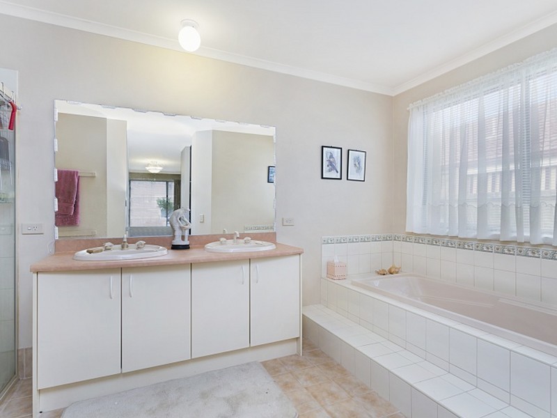 30 Lakeside Drive, Hidden Valley VIC 3756