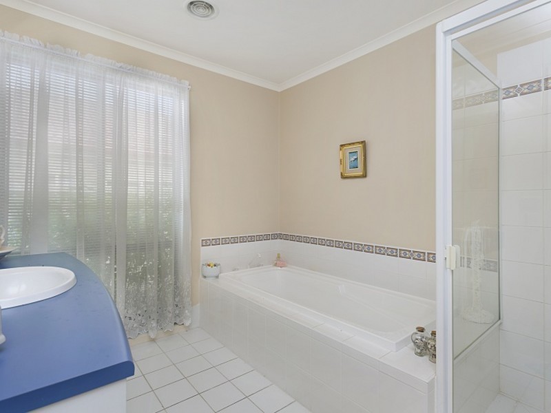 30 Lakeside Drive, Hidden Valley VIC 3756