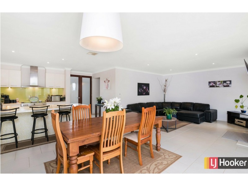 16 Carmelo Court, Hidden Valley VIC 3756