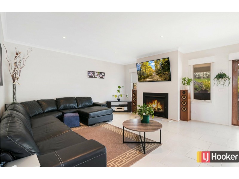 16 Carmelo Court, Hidden Valley VIC 3756