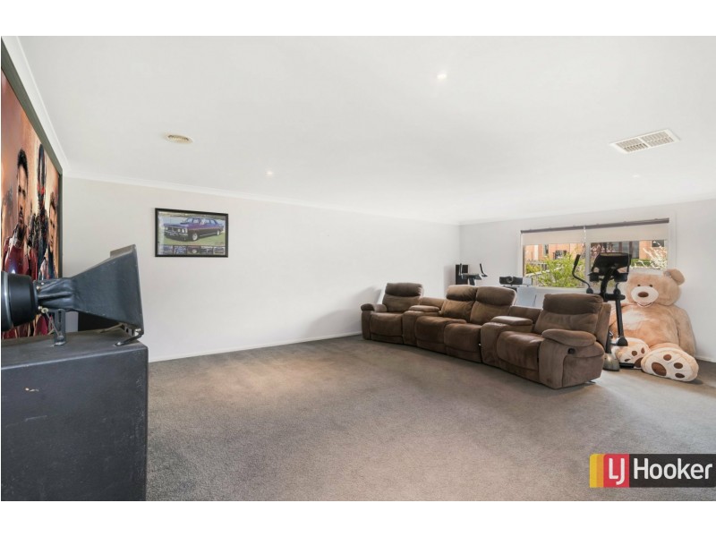 16 Carmelo Court, Hidden Valley VIC 3756