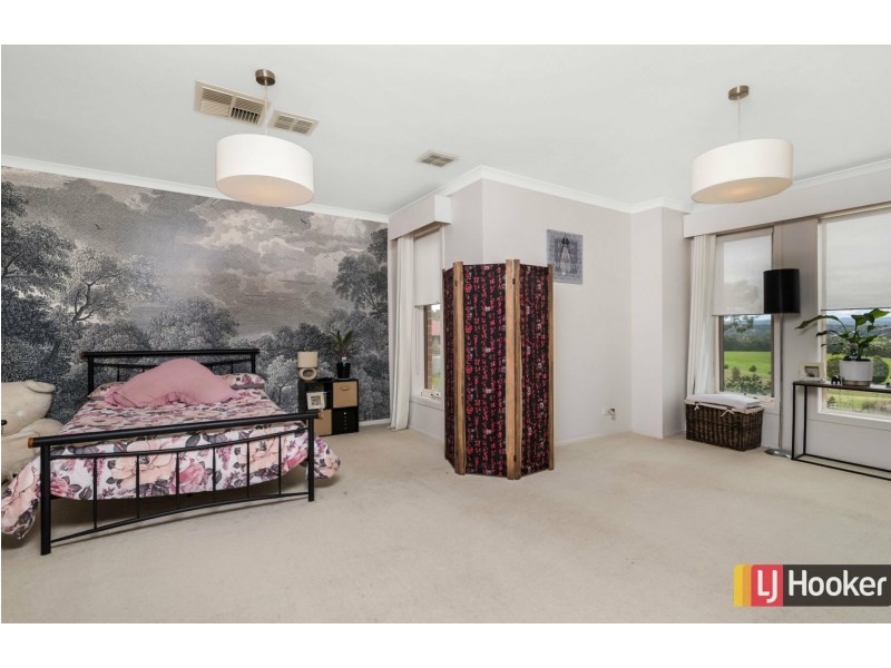 16 Carmelo Court, Hidden Valley VIC 3756