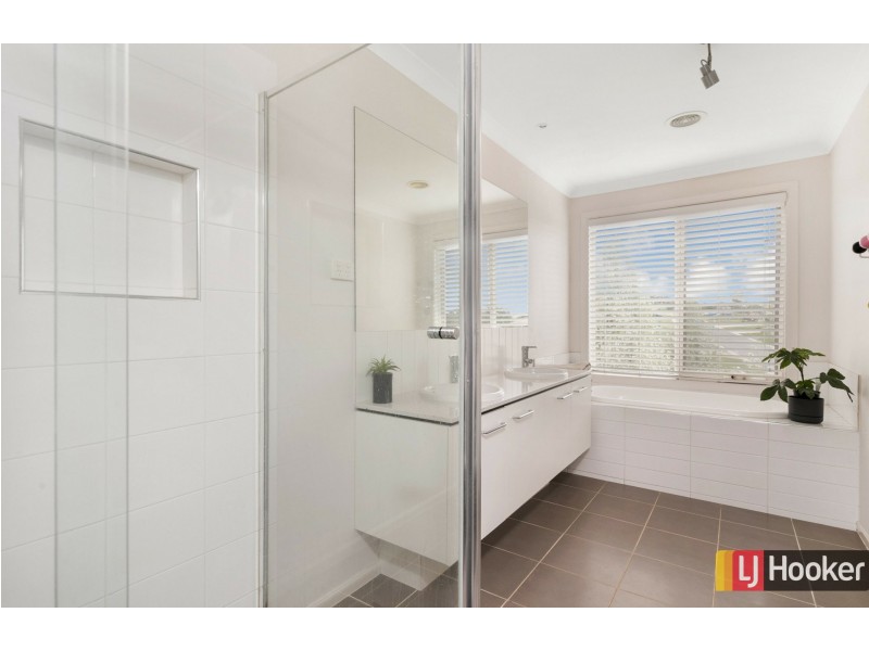 16 Carmelo Court, Hidden Valley VIC 3756