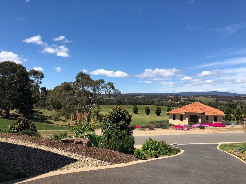 16 Carmelo Court, Hidden Valley VIC 3756