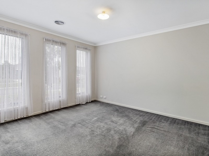 8 Weatherglass Street, Wallan VIC 3756