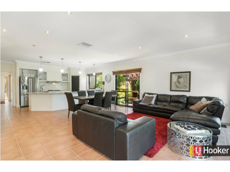 8 Uno Court, Hidden Valley VIC 3756