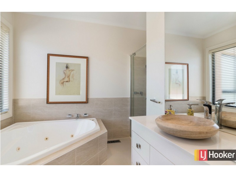 8 Uno Court, Hidden Valley VIC 3756