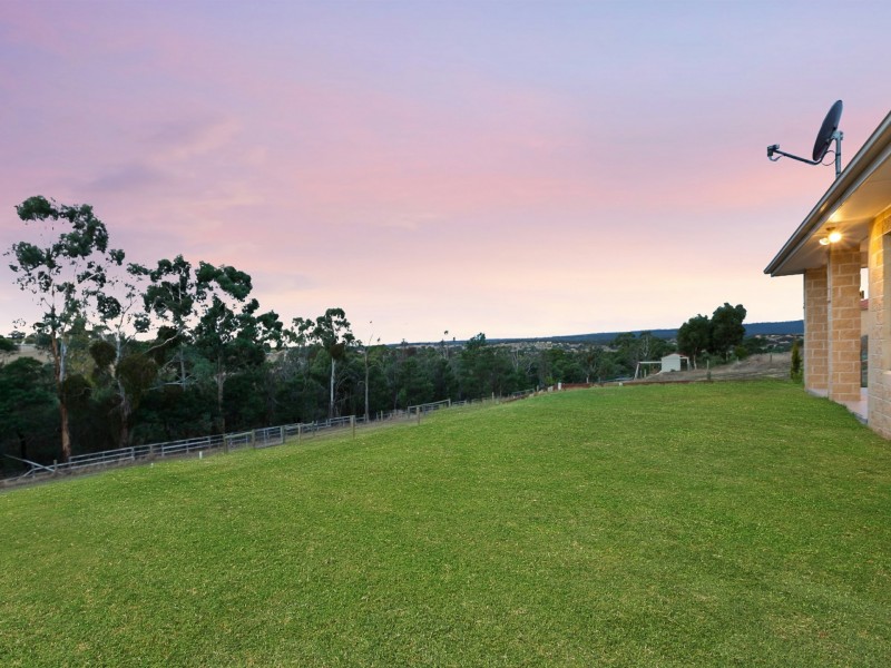 22 Aurina Drive, Hidden Valley VIC 3756