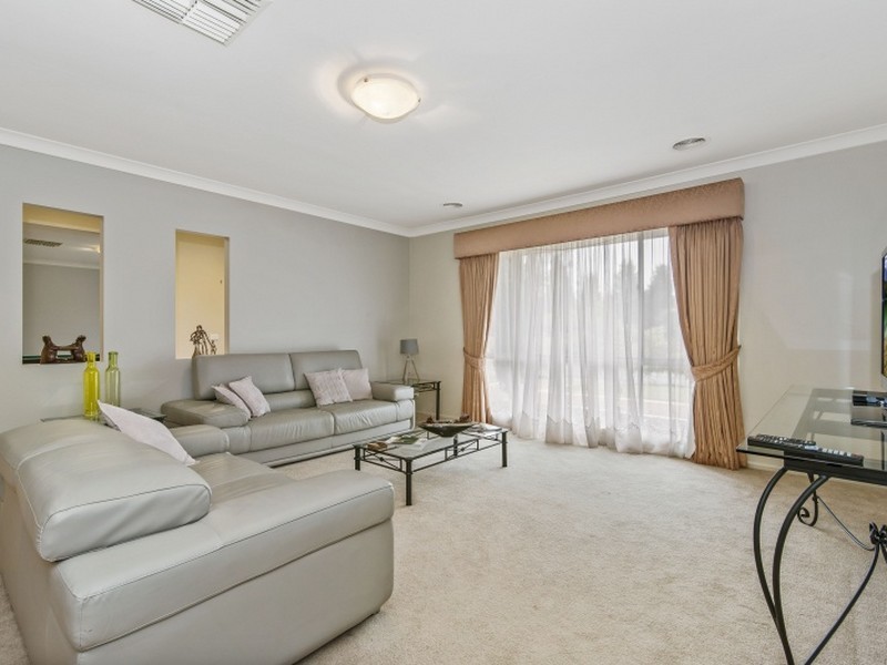14 Augusta Way, Hidden Valley VIC 3756