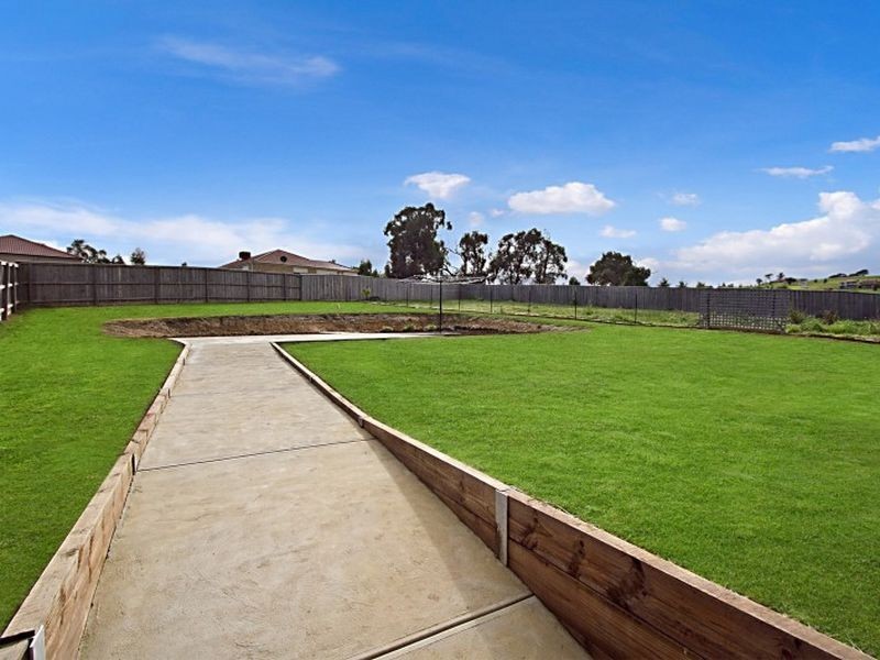 5 St Andrews Close, Hidden Valley VIC 3756