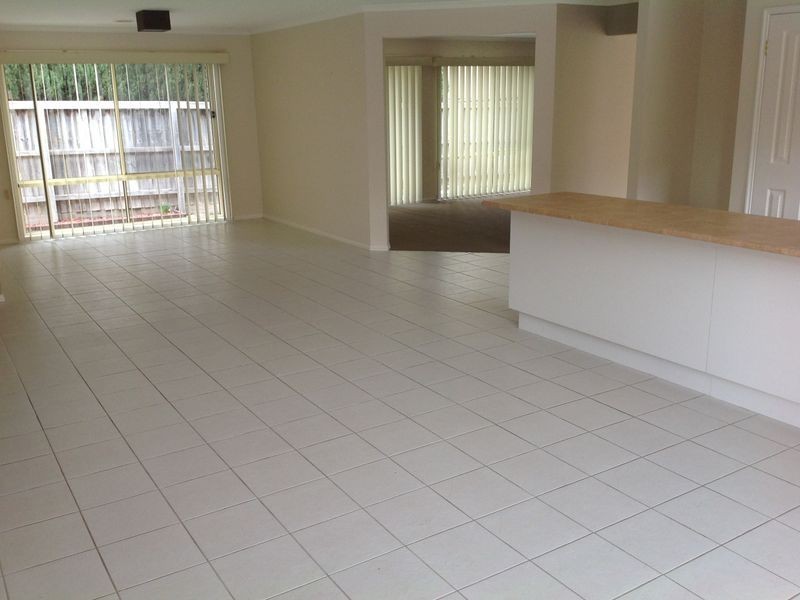 18 Lakeside Drive, Hidden Valley VIC 3756