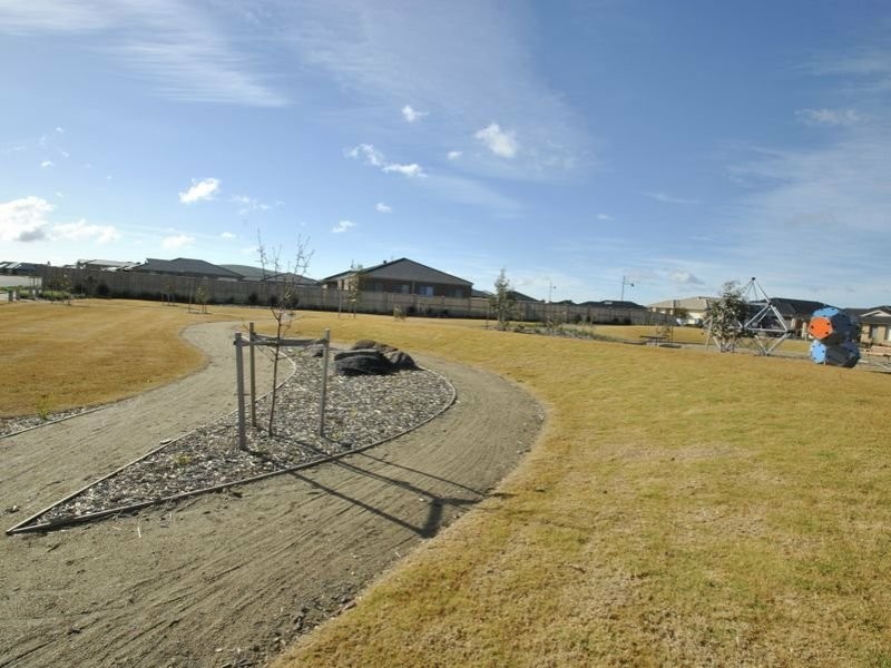 33 Pinnacle Chase, Beveridge VIC 3753