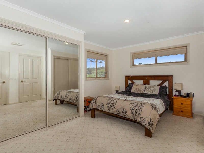 18 St Andrews Close, Hidden Valley VIC 3756