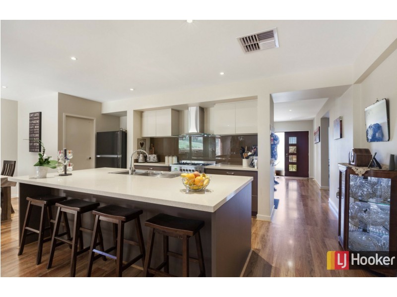 8 Carmelo Court, Hidden Valley VIC 3756