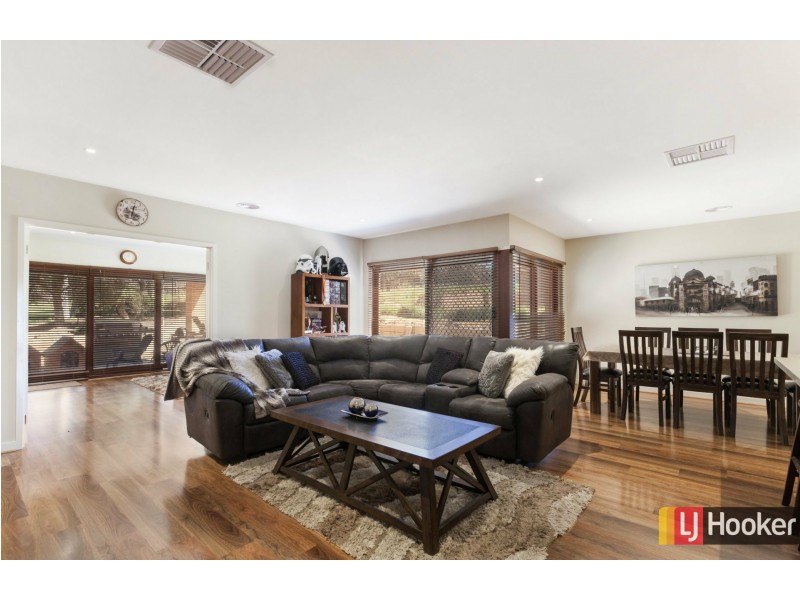 8 Carmelo Court, Hidden Valley VIC 3756