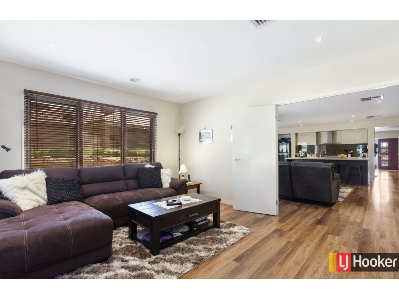 8 Carmelo Court, Hidden Valley VIC 3756