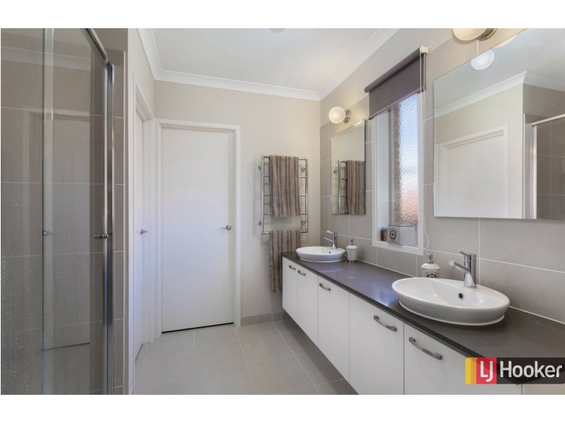 8 Carmelo Court, Hidden Valley VIC 3756