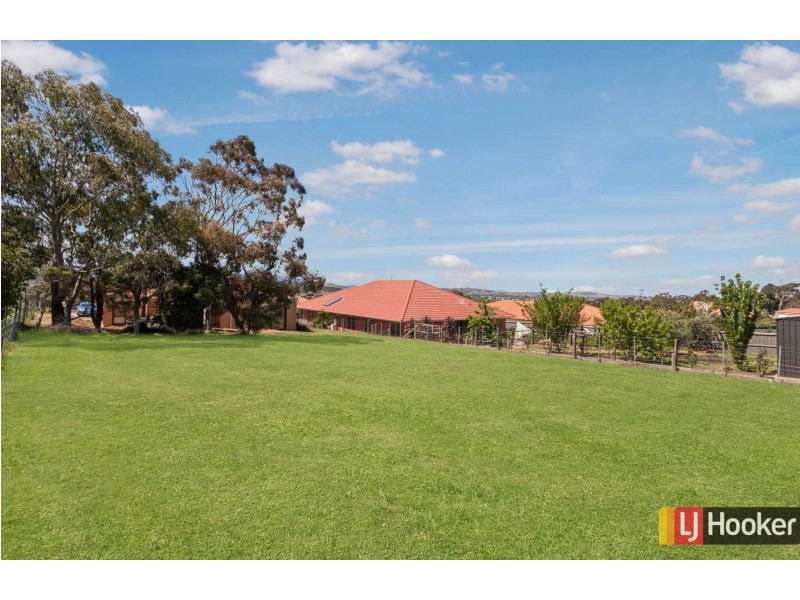 8 Carmelo Court, Hidden Valley VIC 3756