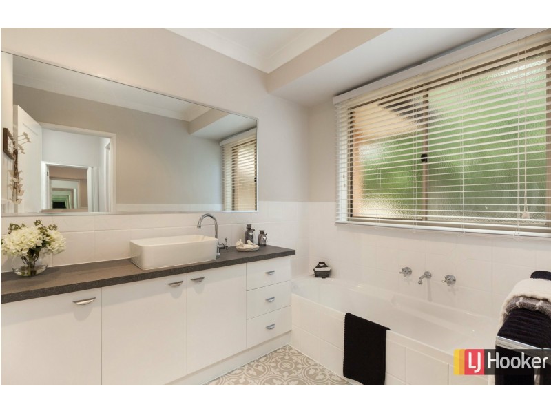 14 Augusta Way, Hidden Valley VIC 3756