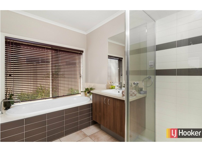 56 St Andrews Close, Hidden Valley VIC 3756