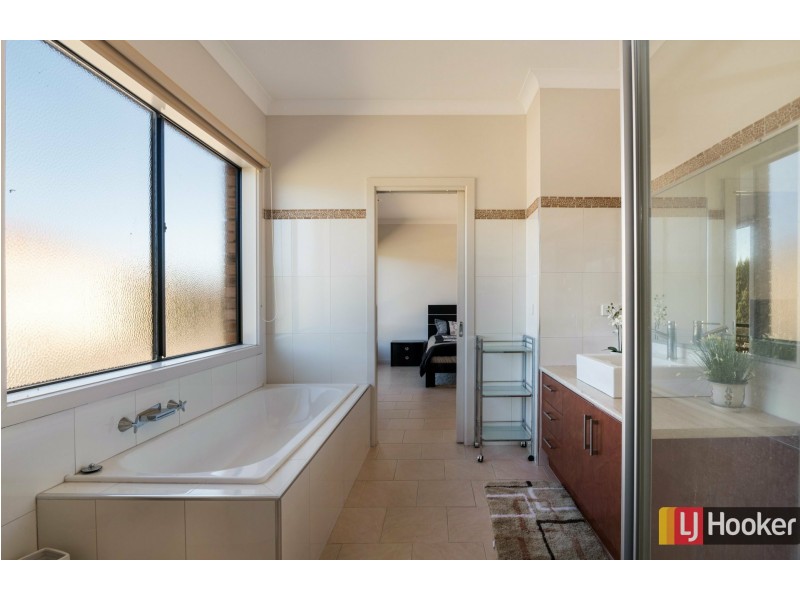 31 Lakeside Drive, Hidden Valley VIC 3756